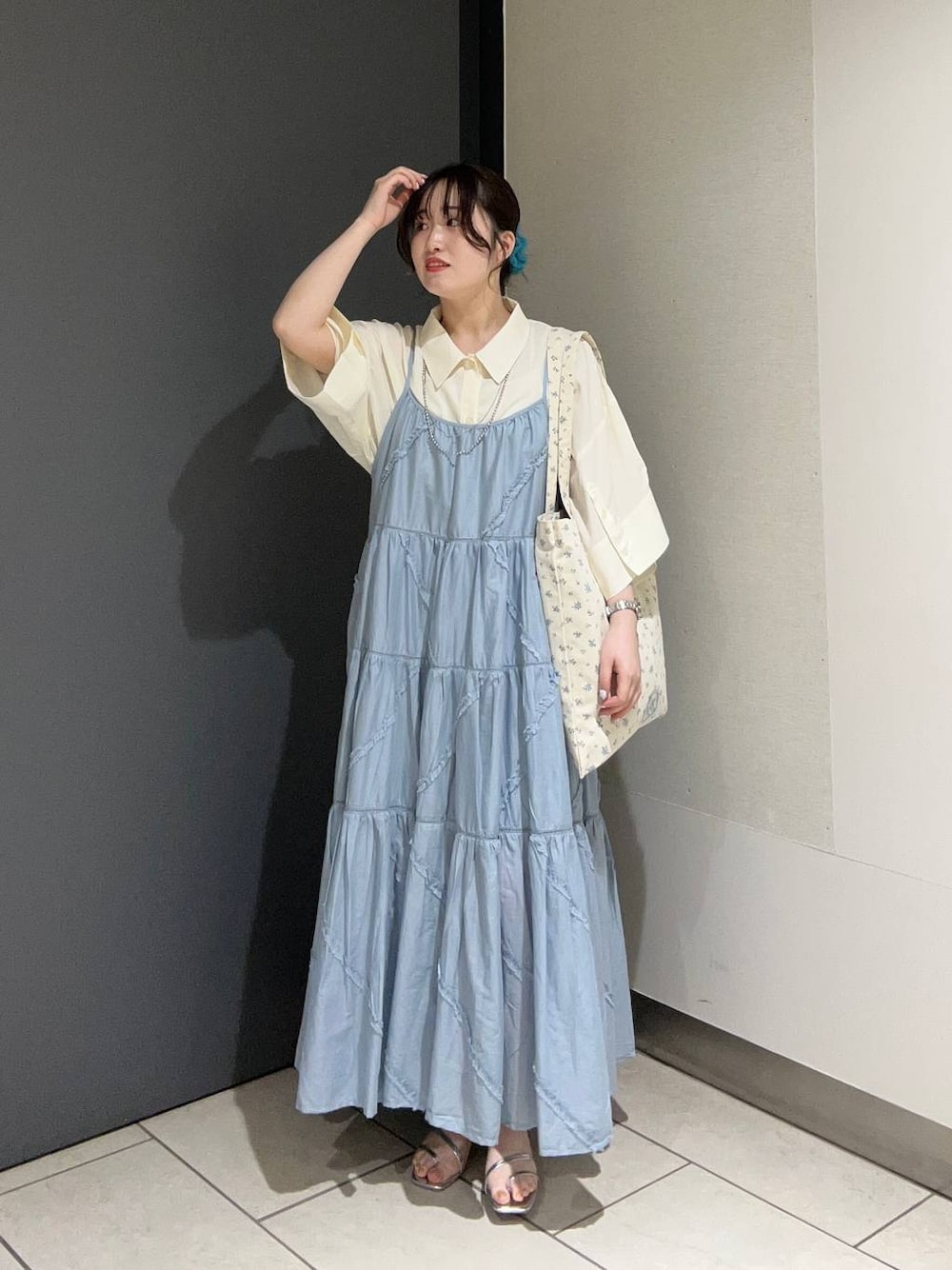 その他のトートバッグ、ブルー系のワンピース、シルバー系のサンダルを着用したレディースの夏コーディネートの1枚目の写真