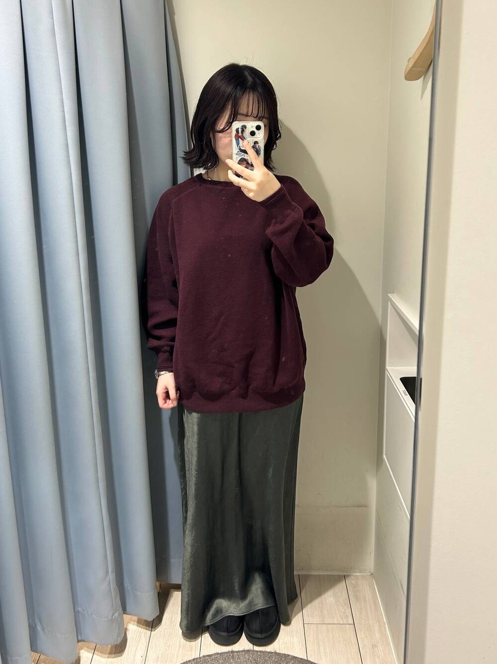 グレー系のスカート、レッド系のニット/セーター、ブラック系のその他シューズを着用したレディースの秋コーディネートの1枚目の写真