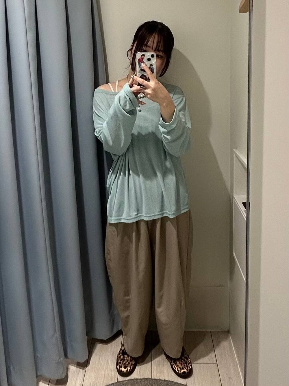 ホワイト系のTシャツ/カットソー、その他のスニーカー、ベージュ系のその他パンツを着用したレディースの夏コーディネートの1枚目の写真