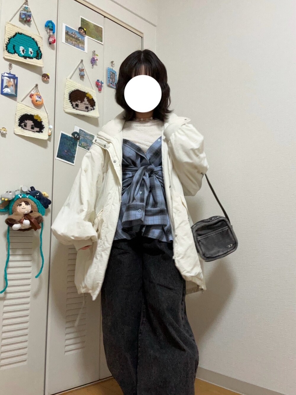 「シンプルスタイル、パンツスタイル、大学生、outfit、チェックシャツ、デニムパンツ、デニム、今日のコーデ、春服、プチプラコーデ、プチプラ、シャツスタイル、おしゃれさんと繋がりたい、着回しコーデ」｜「LOWRYS FARMのＣＯＮＥサスツキカーブ 252607（デニムパンツ、ブラック系）」を使った、maiさん（骨格ストレート・レディース・155cm）の冬コーディネートの1枚目の写真