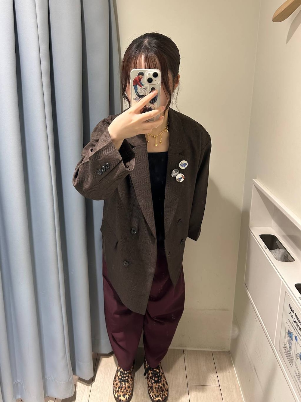 ブラック系のキャミソール、その他のスニーカー、パープル系のその他パンツを着用したレディースの秋コーディネートの1枚目の写真