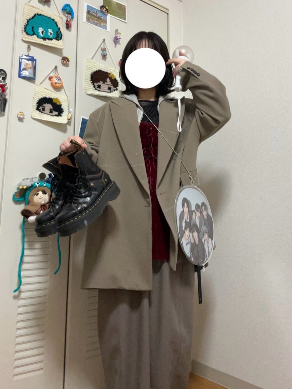 ブラック系のブーツ、ブラウン系のその他パンツ、レッド系のワンピースを着用したレディースの冬コーディネートの1枚目の写真
