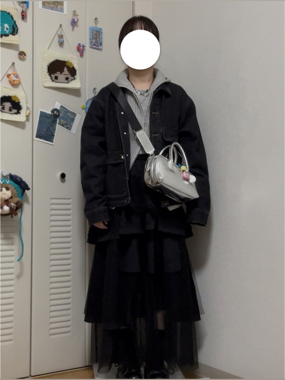 ブラック系のデニムジャケット、グレー系のトップス、シルバー系のTシャツ/カットソーを着用したレディースの冬コーディネートの1枚目の写真