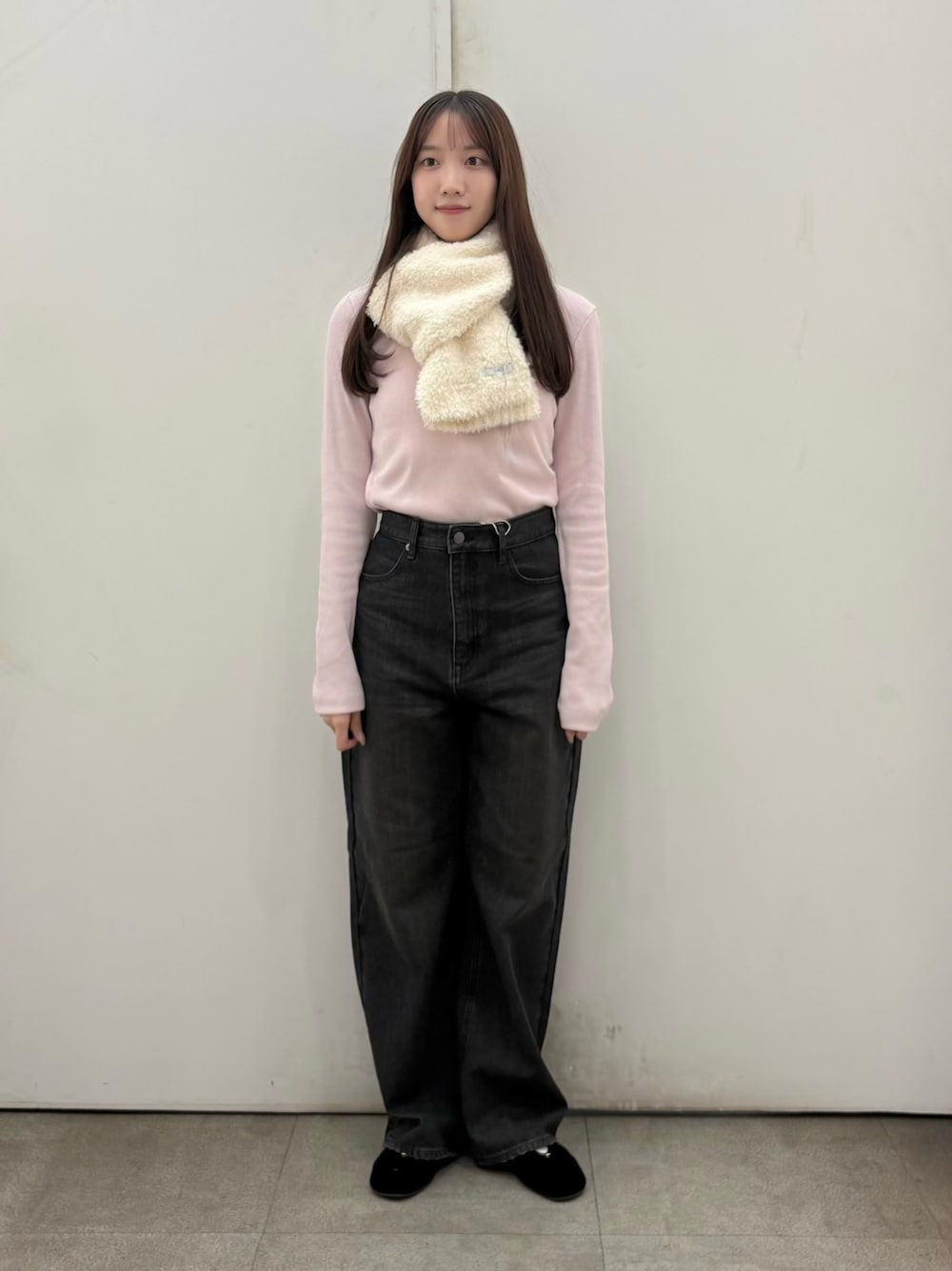 ピンク系のTシャツ/カットソー、ブラック系のデニムパンツ、ホワイト系のマフラーを着用したレディースの冬コーディネートの1枚目の写真