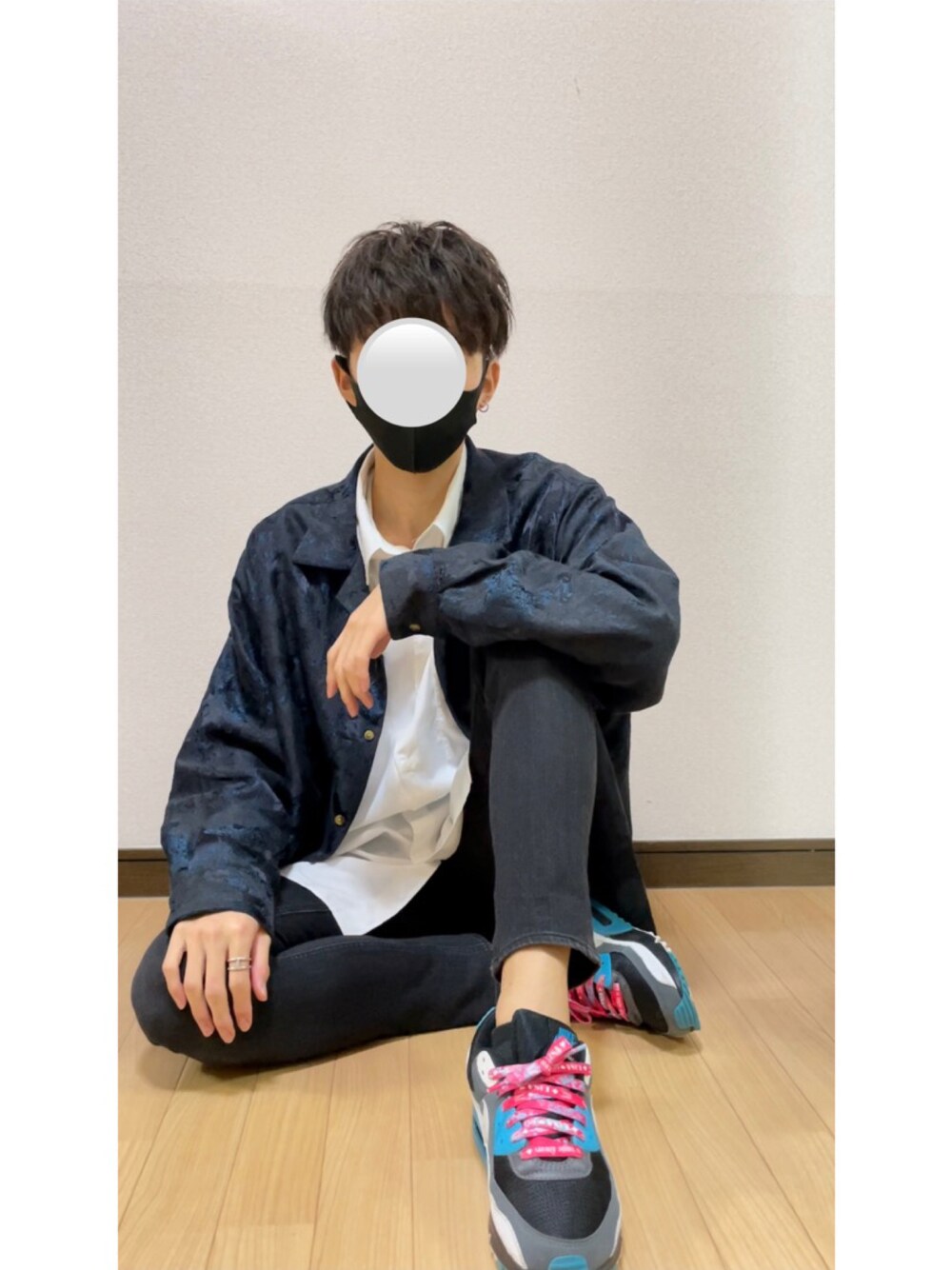 ブルー系のシャツ/ブラウス、ホワイト系のシャツ/ブラウス、ブラック系のパンツを着用したメンズの秋コーディネートの1枚目の写真
