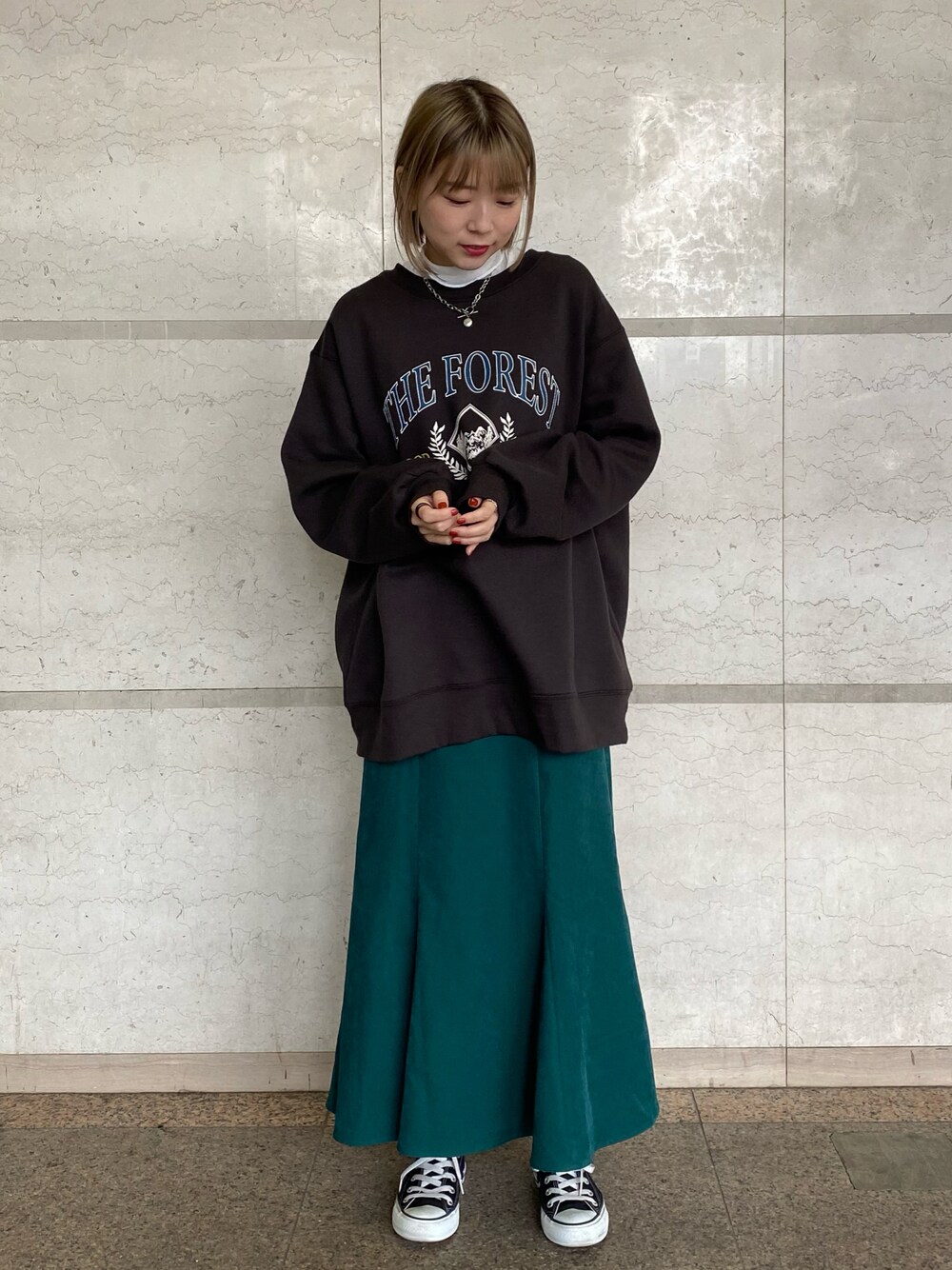「私の推しブランド、シンプル、ootd、春、カジュアルコーデ、グリーン、低身長女子、ビッグシルエット、プチプラ、スニーカー、低身長コーデ、重ね着、レイヤードスタイル、w closet、wcloset」｜「w closetのカレッジプリントBIGスエットプルオーバー（スウェット、ブラック系）」を使った、M I H Oさん（レディース・152cm）の冬コーディネートの1枚目の写真