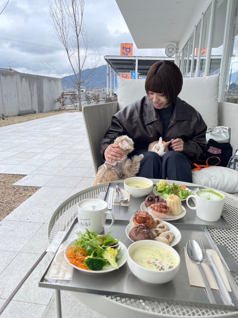 「オトナカジュアル、ootd、ペットとコラボ、いぬ♡、ウサギ至上主義、一昔前」｜「Javaの《JaVaジャバ コラボ》冬のバージョンアップコーデに！フェイクレザーヴィンテージオーバーブルゾン（ブルゾン、ブラウン系）」を使った、 あんまんさん（レディース・161cm）の春コーディネートの1枚目の写真