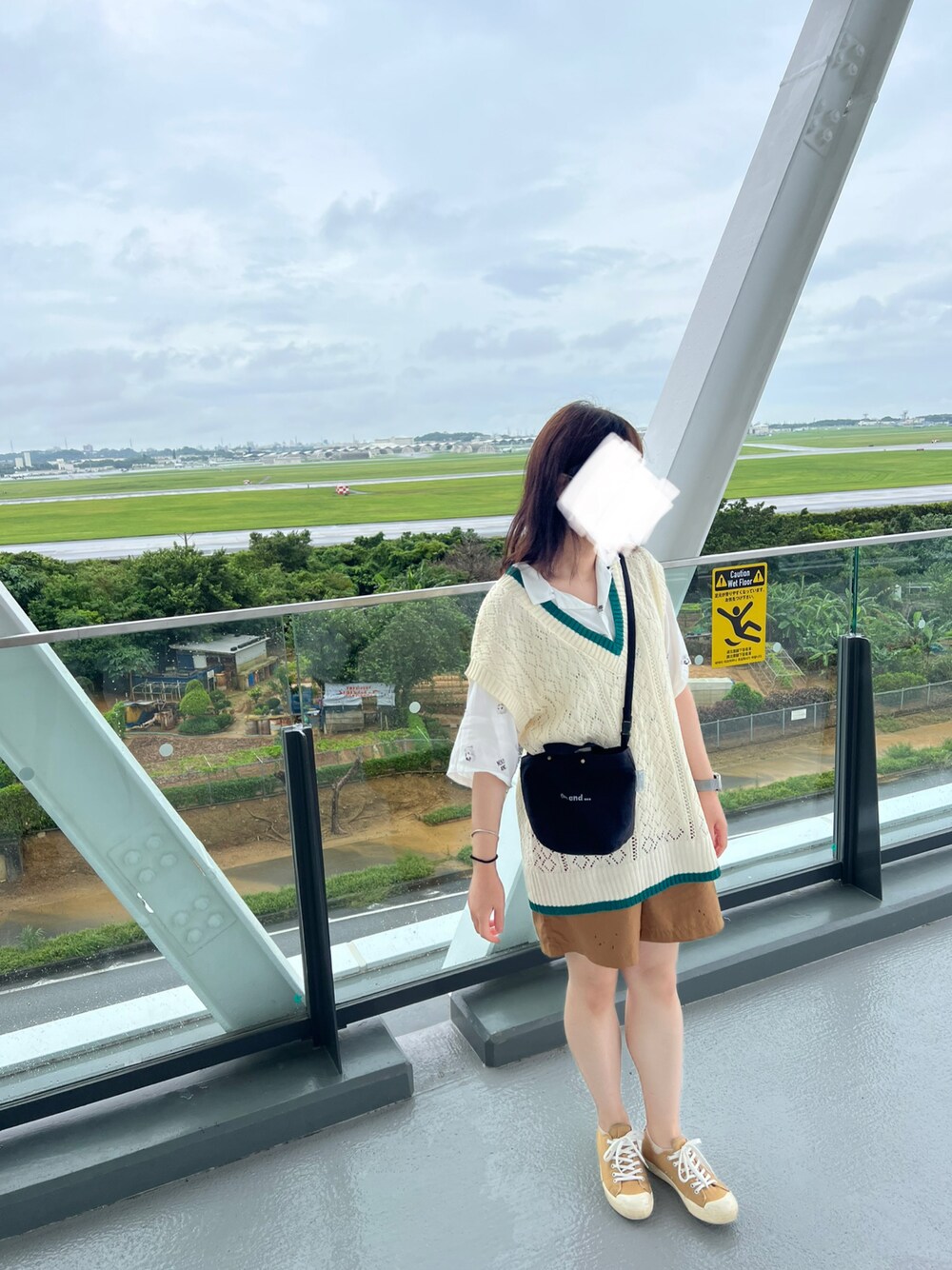 「デニムっていいよね、大人カジュアル、今日のコーデ、カジュアル、パンツコーデ、オトナカワイイ、カラーコーデ、ラフ、きれいめカジュアル、夏コーデ、春コーデ、大学生、ベスト×シャツ、ショルダーバッグ、かわいい」｜「HONEYSUCKLE ROSEのアイテム（ベスト、ベージュ系）」を使った、リーナ・ベル♥さん（レディース・167cm）の夏コーディネートの1枚目の写真