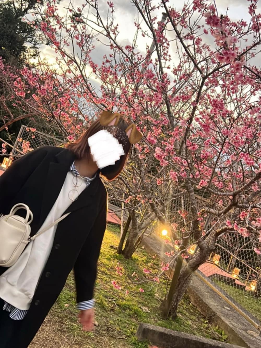 「ほめられ本命コーデ、オトナカジュアル、春服、楽チンコーデ、おしゃれさんと繋がりたい、春カラー、今日のコーデ、おでかけコーデ、スニーカーコーデ、モノトーンコーデ」｜「LOWRYS FARMのアイテム（ショルダーバッグ、ホワイト系）」を使った、リーナ・ベル♥さん（レディース・167cm）の冬コーディネートの1枚目の写真