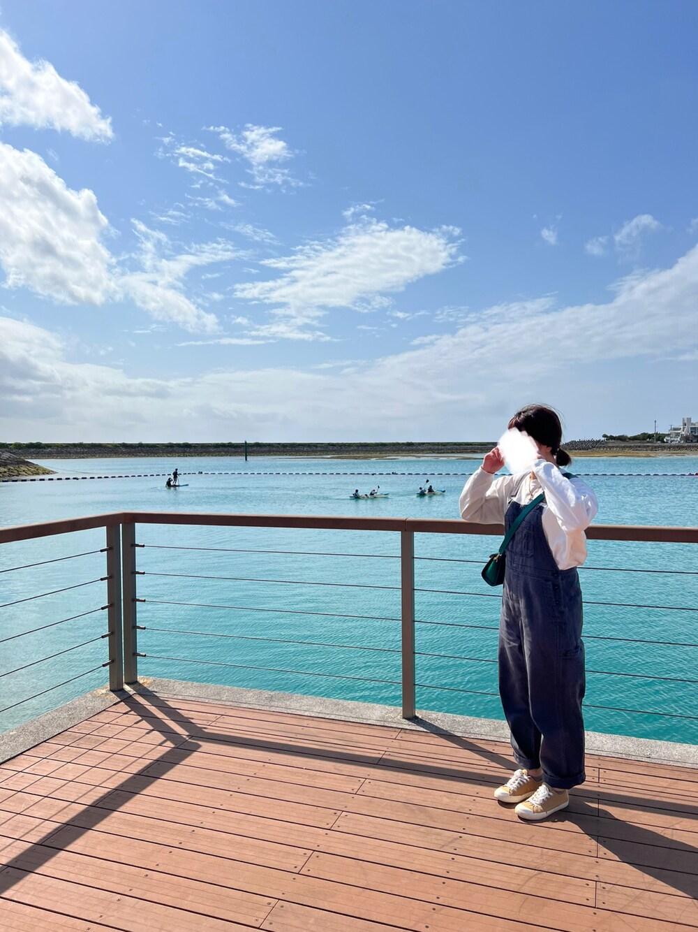 「カジュアルコーデ、春、おしゃれさんと繋がりたい、ゆるコーデ、おでかけコーデ、モノトーン、お洒落さんとつながりたい、きれいめカジュアル、いいね返し、高身長コーデ」｜「niko and...のアイテム（サロペット/オーバーオール、グレー系）」を使った、リーナ・ベル♥さん（レディース・167cm）の春コーディネートの1枚目の写真