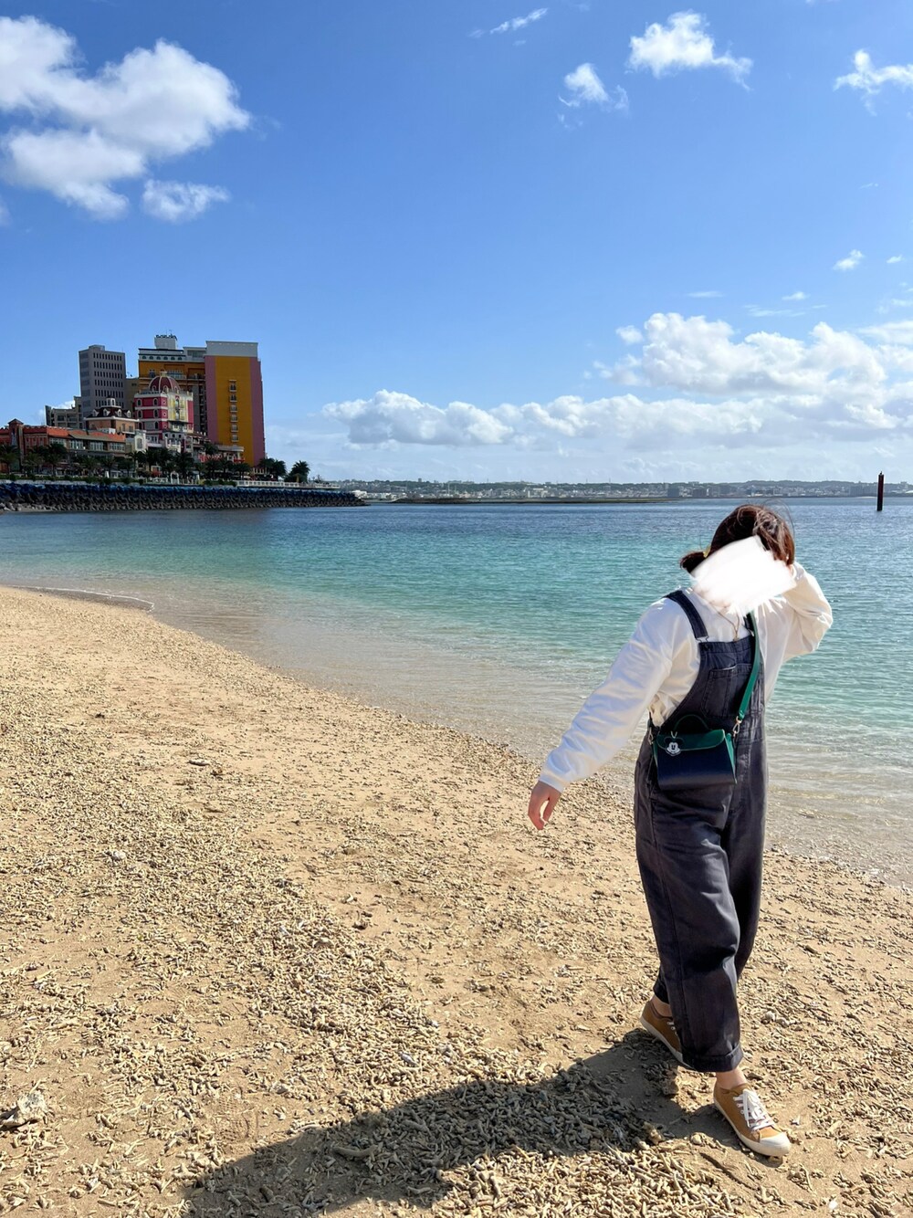 「休日スタイル、夏コーデ、大人女子、大人カジュアル、シンプル、着回しコーデ、カジュアルコーデ、高身長女子、ショルダーバッグ」｜「niko and...のアイテム（サロペット/オーバーオール、グレー系）」を使った、リーナ・ベル♥さん（レディース・167cm）の春コーディネートの1枚目の写真