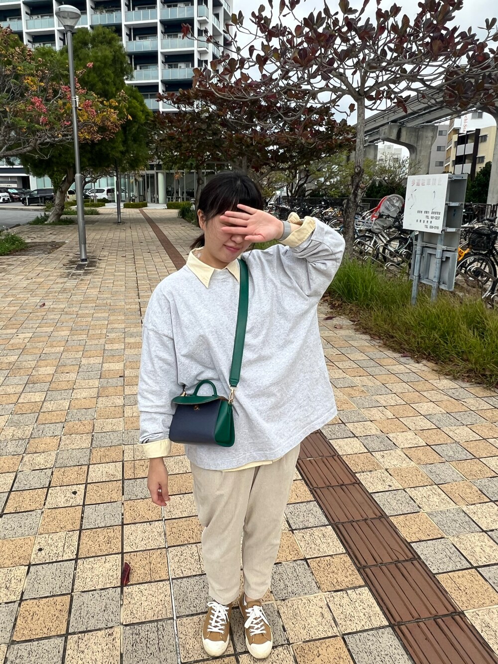 「カジュアル、春先取り、シンプルコーデ、お洒落さんとつながりたい、パンツスタイル、カラーパンツ、オーバーサイズ、キレイめ、高身長女子、ロンT、ホワイト、緑、グレーコーデ、青」｜「niko and...のアイテム（ショルダーバッグ、グリーン系）」を使った、リーナ・ベル♥さん（レディース・167cm）の冬コーディネートの1枚目の写真