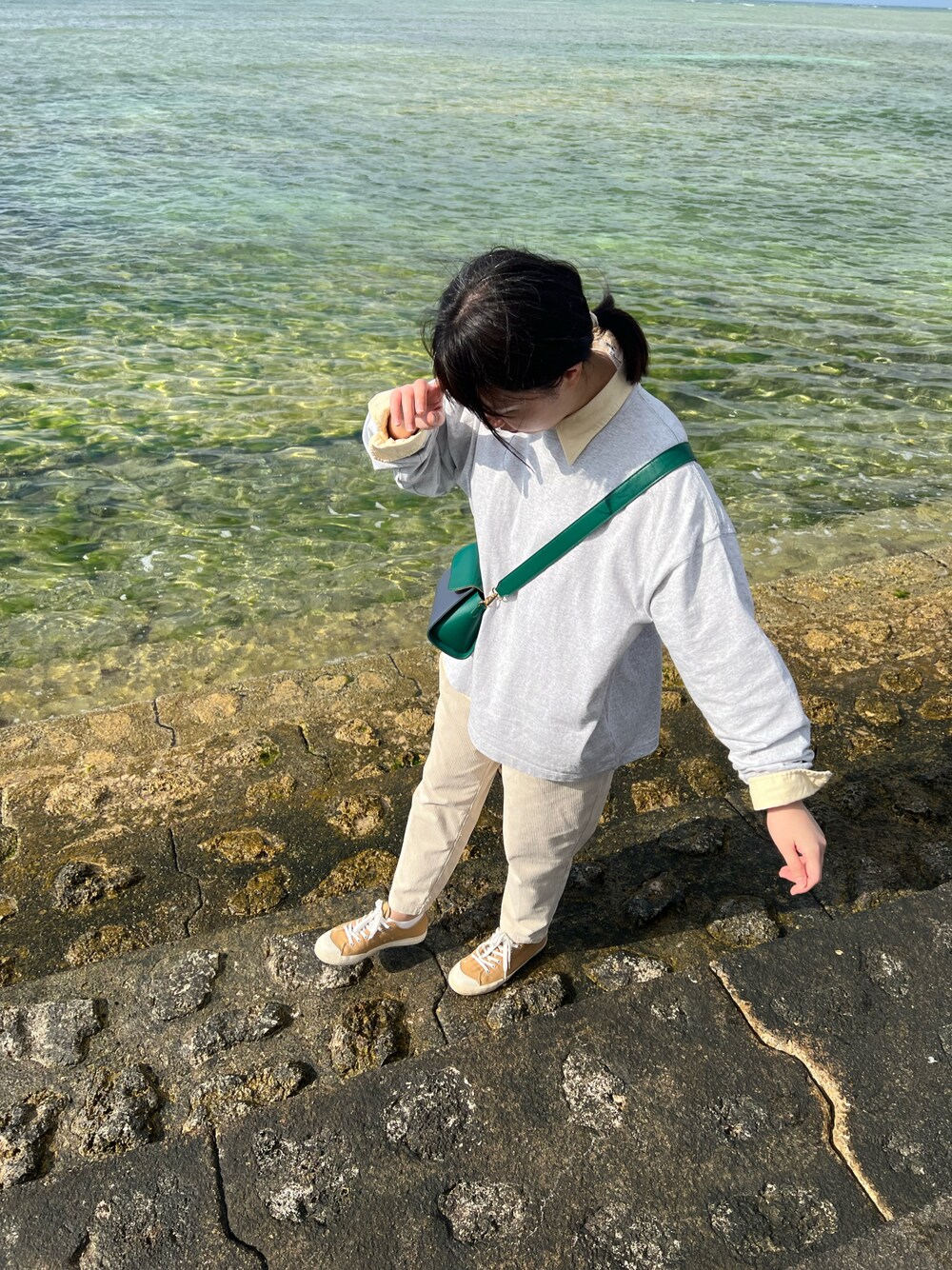 「オトナカジュアル、休日スタイル、お出かけコーデ、シンプル、キレイめ、シャツインスタイル、春先取り、いいね、save、フォローお願いします🤑、カラーパレット、ホワイト、グレー、海」｜「niko and...のアイテム（ショルダーバッグ、グリーン系）」を使った、リーナ・ベル♥さん（レディース・167cm）の冬コーディネートの1枚目の写真