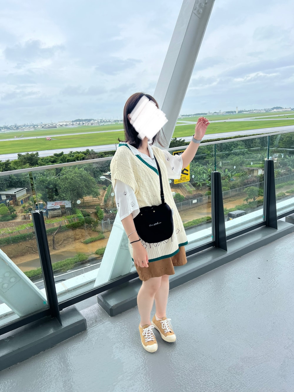 「デニムっていいよね、大人カジュアル、今日のコーデ、カジュアル、パンツコーデ、大人女子、休日コーデ、ラフ、カラーコーデ、きれいめカジュアル、スニーカー、夏コーデ、春コーデ、高身長女子、大学生」｜「HONEYSUCKLE ROSEのアイテム（ベスト、ベージュ系）」を使った、リーナ・ベル♥さん（レディース・167cm）の夏コーディネートの1枚目の写真