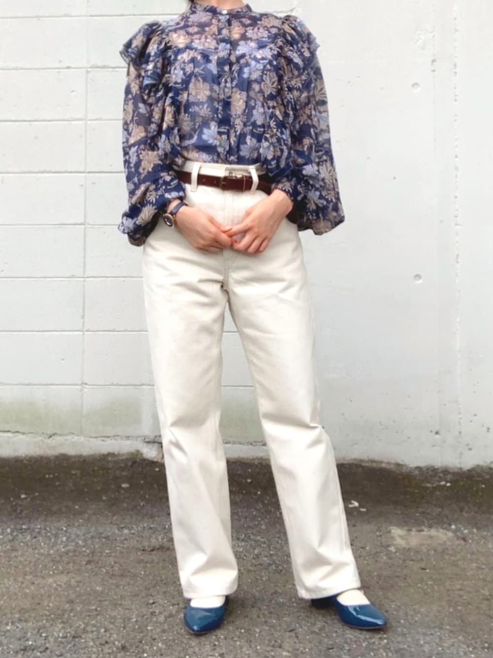 「ホワイト、UNIQLO、ユニクロ、休日スタイル、プチプラ、ホワイトデニム、秋服、シースルー、低身長、フリルブラウス、オトナカジュアル、バンドカラーシャツ、シアートップス、UNIQLO U、柄シャツ」｜「UNIQLOのアイテム（デニムパンツ、ホワイト系）」を使った、ぱん🐼さん（レディース・153cm）の秋コーディネートの1枚目の写真