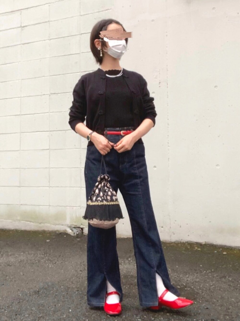 「フレアパンツ、差し色、デニム、カーティガン、チャイナ、大人カジュアル、低身長、白ソックス、赤パンプス、カチューシャ、巾着バッグ、パンツコーデ、アンサンブル、休日スタイル」｜「PAGEBOYのフロントスリットジーンズ（デニムパンツ、ブルー系）」を使った、ぱん🐼さん（レディース・153cm）の秋コーディネートの1枚目の写真