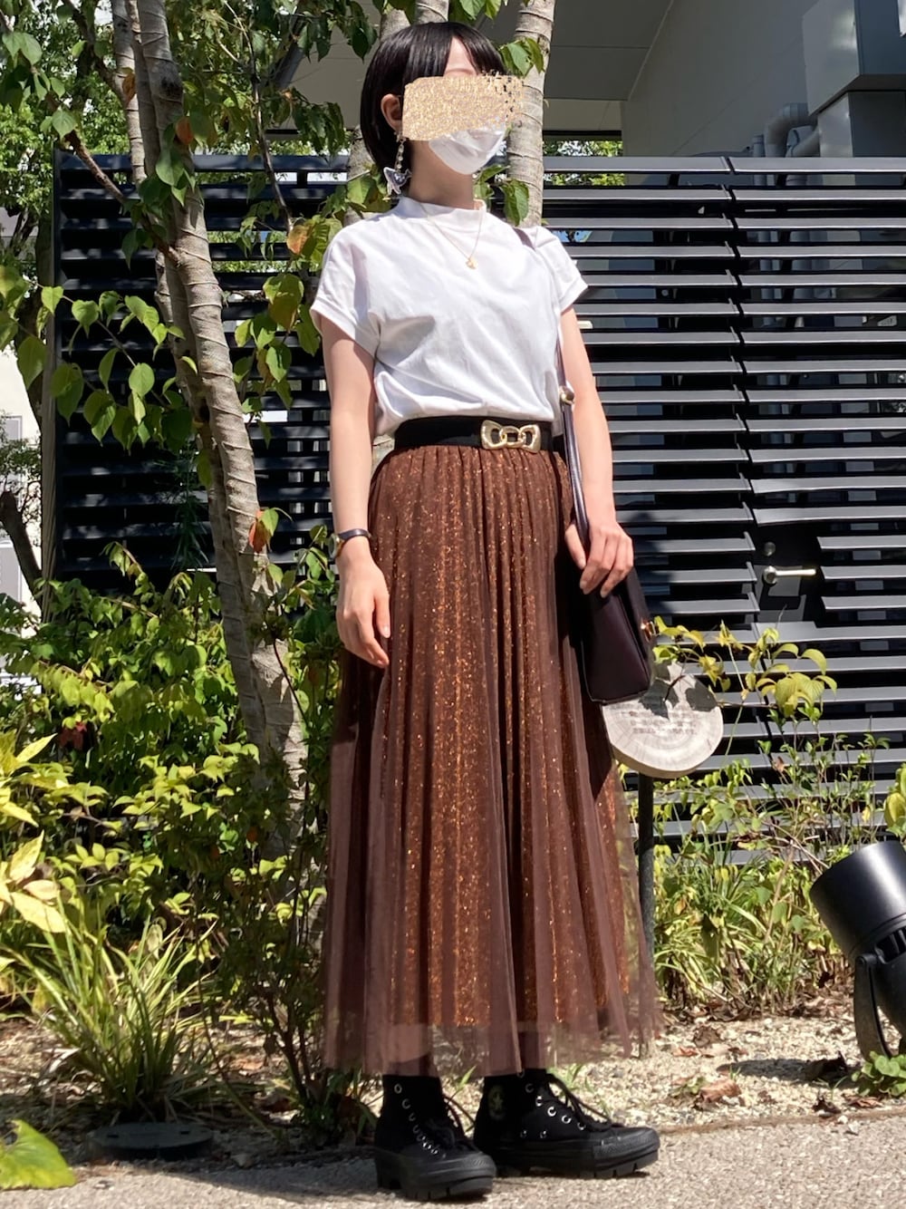 「シンプルコーデ、今日のコーデ、プリーツスカート、白Tシャツ、converse、厚底シューズ、ラメスカート、低身長コーデ、秋色、coen、オトナカジュアル、きれいめカジュアル」｜「coenの【WEB限定復刻】リピT・USAコットンハイネックTシャツ#（Tシャツ/カットソー、ホワイト系）」を使った、ぱん🐼さん（レディース・153cm）の夏コーディネートの1枚目の写真