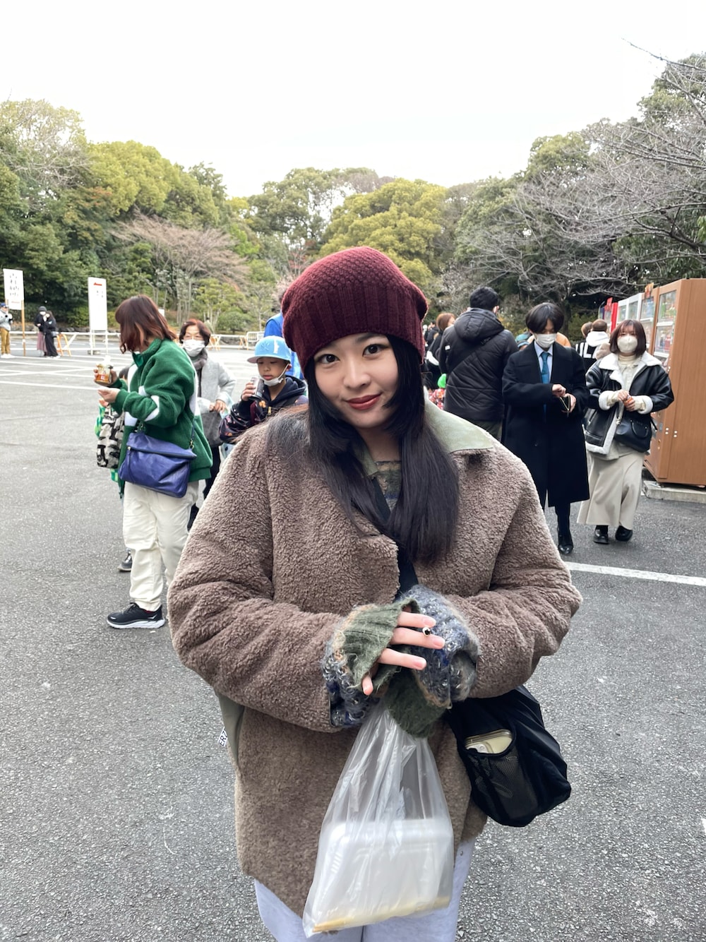 「初詣、2023、秋冬コーデ」｜「6のアイテム（ニットキャップ/ビーニー、ブラウン系）」を使った、聖さん（レディース・159cm）の冬コーディネートの1枚目の写真