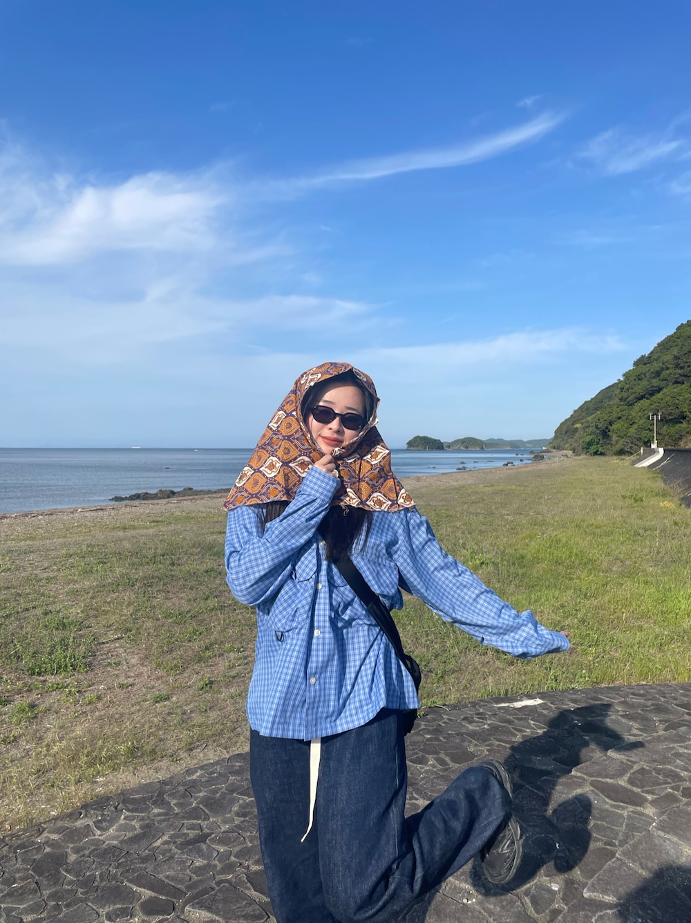 「DAIWAPIER39、SALOMON、mont-bell、サングラス」｜「DAIWA PIER39のDAIWA PIER39 TECH NEW ANGLERS SHIRTS L/S ダイワピア39 シャツ（シャツ/ブラウス、ブルー系）」を使った、聖さん（レディース・159cm）の春コーディネートの1枚目の写真