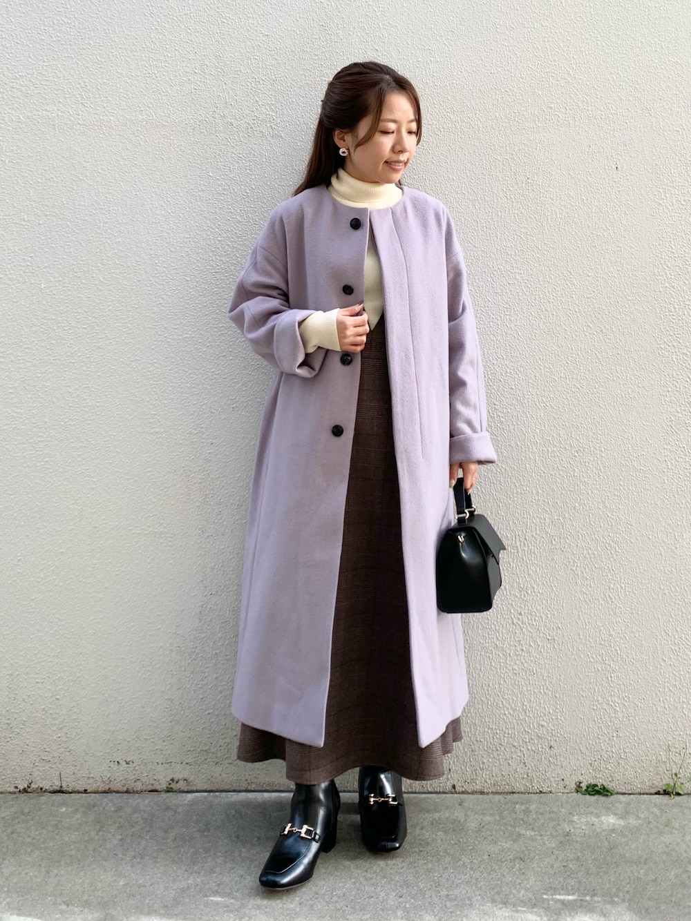 「クリスマスに着たい服、低身長、キレイめカジュアル、タートルネック、休日コーデ、ブーツ、ニット、カラーコーデ、キレイめ、チェック、ジャンパースカート、ビットローファー、パープル、ノーカラーコート、ロングコート」｜「ROPE' PICNICのアールフラップスクエアミドルショルダーバッグ（ショルダーバッグ、ブラック系）」を使った、mocaさん（レディース・147cm）の冬コーディネートの1枚目の写真