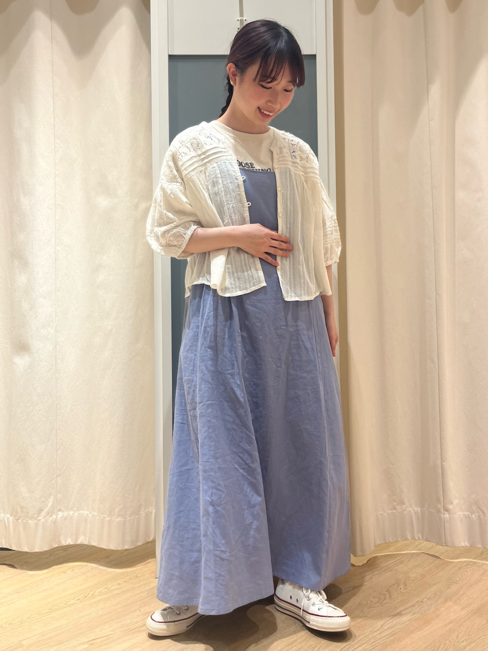 「Samansa Mos2、サマンサ モスモス(Samansa Mos2)、SM2、春夏コーデ、休日スタイル、大人かわいい、夏コーデ、リラックススタイル、今日のコーデ、ワンピース、キャミワンピ、白スニーカー」｜「Samansa Mos2のリネンレーヨンキャミワンピース（ワンピース、ブルー系）」を使った、さとうさん（レディース・159cm）の春コーディネートの1枚目の写真