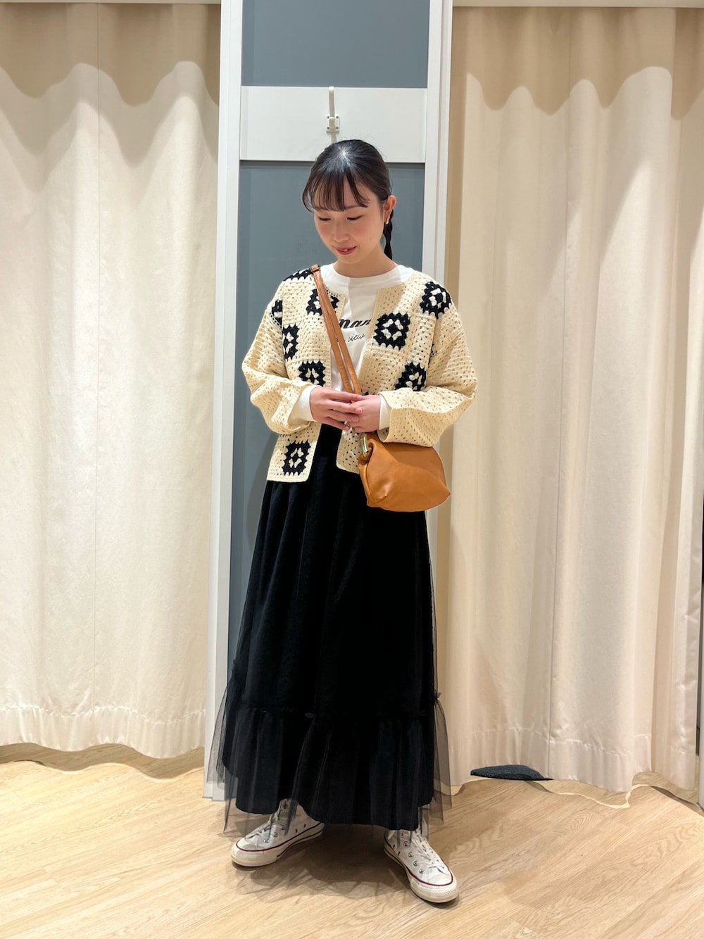 「休日コーデ、秋服、今日のコーデ、ラクチンコーデ、Samansa Mos2、サマンサ モスモス(Samansa Mos2)、かぎ針編みニット」｜「Samansa Mos2のロゴアソートプリントロングTシャツ（Tシャツ/カットソー、ホワイト系）」を使った、さとうさん（レディース・159cm）の秋コーディネートの1枚目の写真
