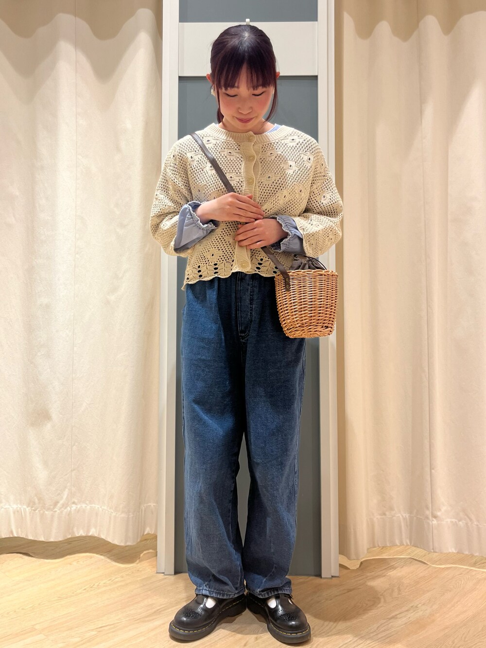 「Samansa Mos2、サマンサ モスモス(Samansa Mos2)、大人カジュアル、#春コーデ、休日コーデ、デニム、ootd、夏コーデ、カーディガン、ブラウス」｜「Samansa Mos2のイージーデニムパンツ（デニムパンツ、ブルー系）」を使った、さとうさん（レディース・159cm）の春コーディネートの1枚目の写真
