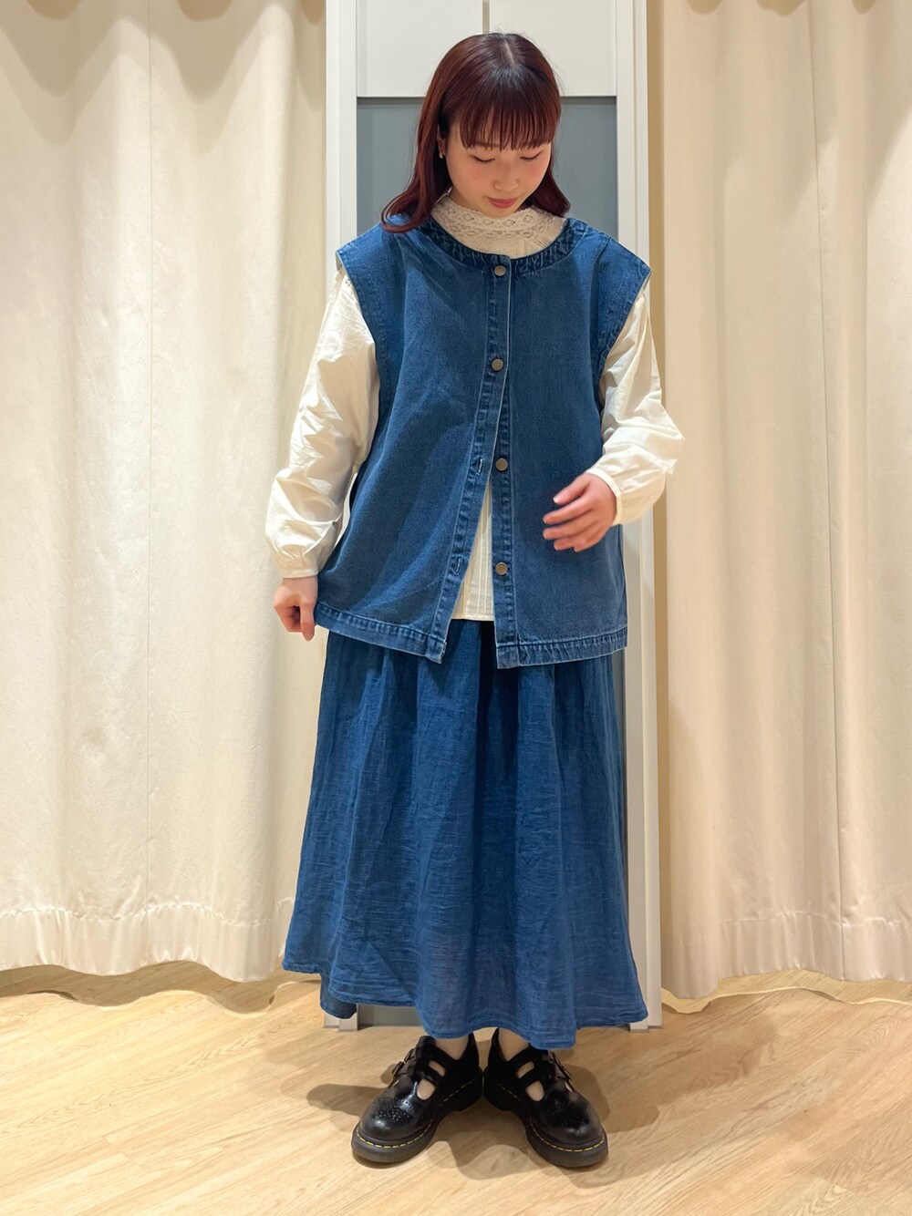 「Samansa Mos2、サマンサ モスモス(Samansa Mos2)、SM2、春服、春カラー、ブラウス、デニム、休日スタイル、ゆったりコーデ、デニムコーデ」｜「Samansa Mos2の前後着デニムベスト（ベスト、ブルー系）」を使った、さとうさん（レディース・159cm）の冬コーディネートの1枚目の写真