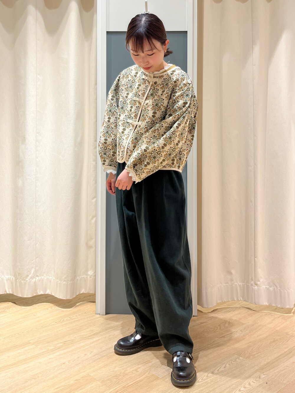 「秋コーデ、秋カラー、休日コーデ、大人ガーリー、Samansa Mos2」｜「Samansa Mos2のゴブラン織りジャケット（ノーカラージャケット、ベージュ系）」を使った、さとうさん（レディース・159cm）の秋コーディネートの1枚目の写真