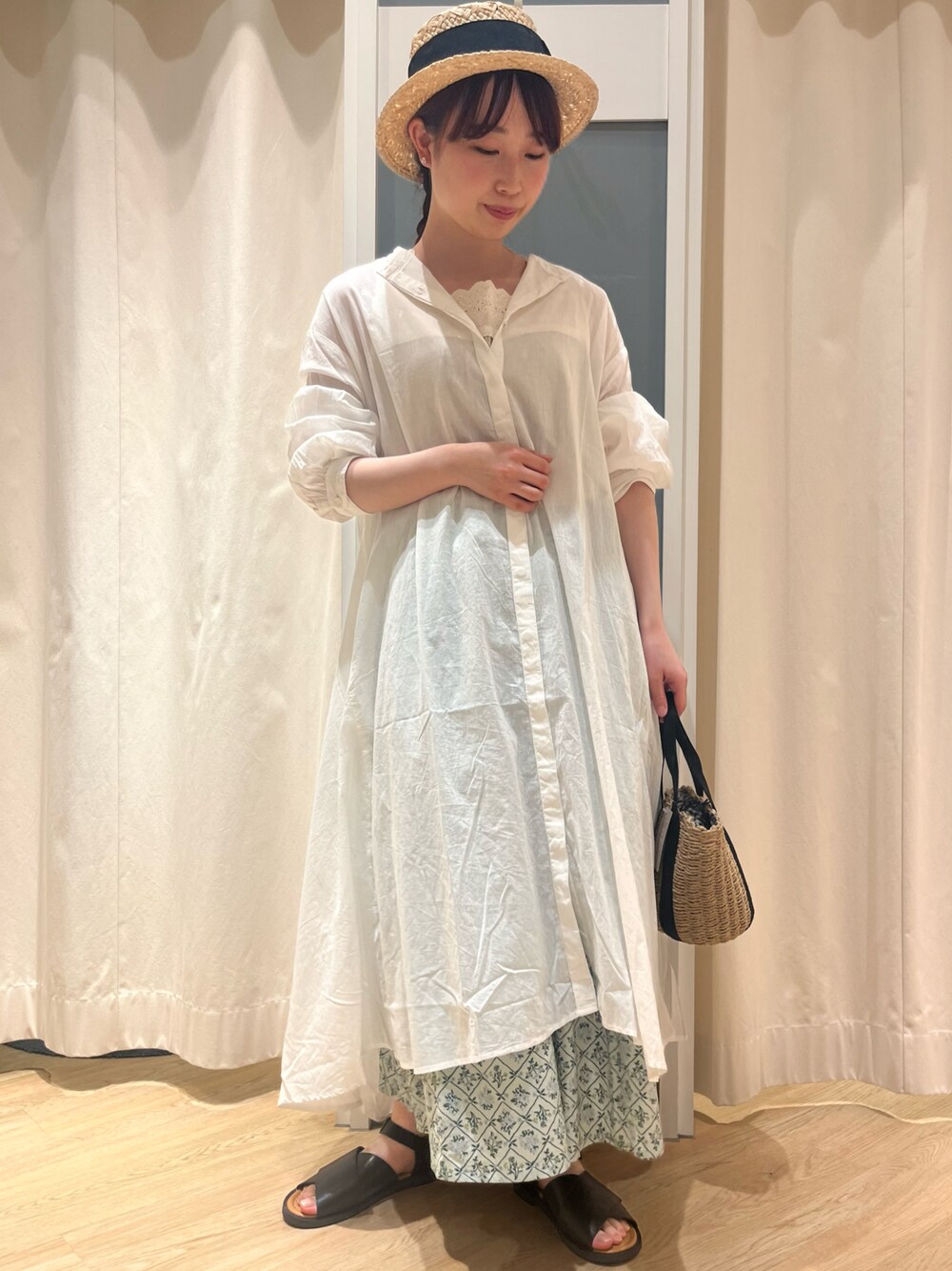 「Samansa Mos2、サマンサ モスモス(Samansa Mos2)、SM2、春夏コーデ、休日スタイル、大人かわいい、夏コーデ、リラックススタイル、ワンピース、ワンピースコーデ、サンダル、ラクチンコーデ」｜「Samansa Mos2の太リボンカンカン帽（ハット、ブラック系）」を使った、さとうさん（レディース・159cm）の春コーディネートの1枚目の写真