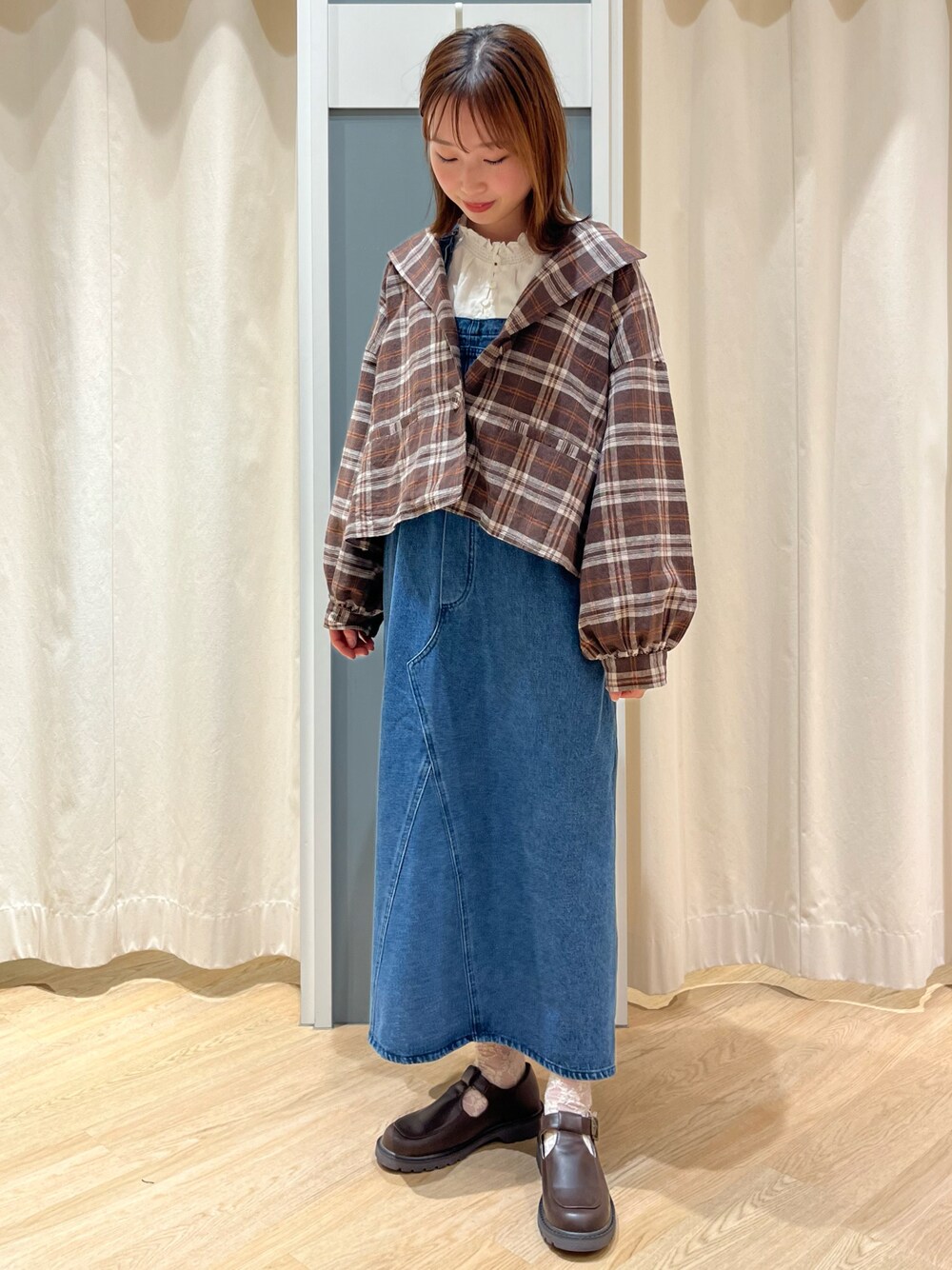 「休日スタイル、秋のコーデ、秋カラー、Samansa Mos2、ボリューム袖」｜「Samansa Mos2の前後2WAYシャーリングレースブラウス（シャツ/ブラウス、ホワイト系）」を使った、さとうさん（レディース・159cm）の夏コーディネートの1枚目の写真