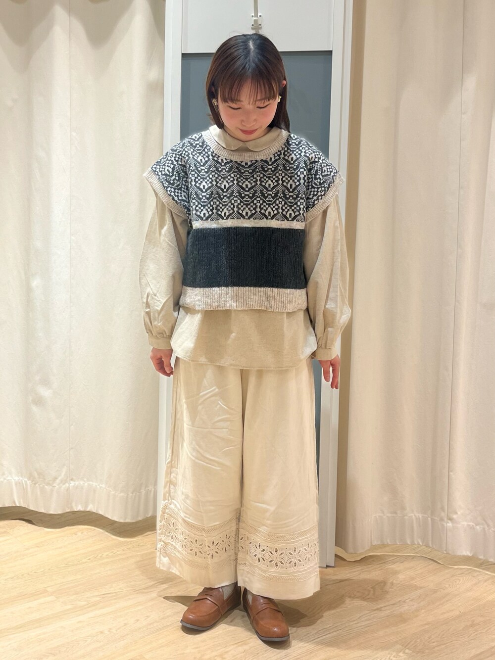 「私の推しブランド、パンツコーデ、オトナカワイイ、レイヤードスタイル、春、ベスト、Samansa Mos2、サマンサ モスモス(Samansa Mos2)」｜「Samansa Mos2のジャカード配色前後着ベスト（ベスト、グレー系）」を使った、さとうさん（レディース・159cm）の冬コーディネートの1枚目の写真