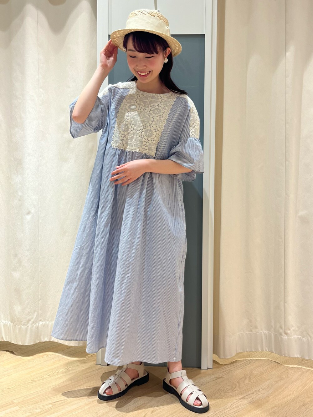 「Samansa Mos2、サマンサ モスモス(Samansa Mos2)、夏、ワンピース、レース、カンカン帽」｜「Samansa Mos2の太リボンカンカン帽（ハット、ホワイト系）」を使った、さとうさん（レディース・159cm）の春コーディネートの1枚目の写真