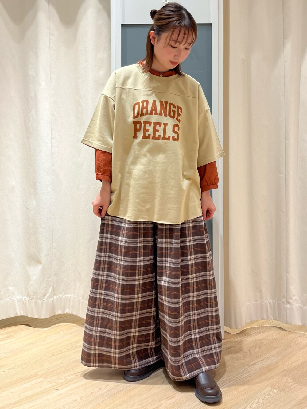 「秋のコーデ、秋カラー、ゆるコーデ、ラクチンコーデ、Samansa Mos2」｜「Samansa Mos2のバンドカラーチュニック（シャツ/ブラウス、オレンジ系）」を使った、さとうさん（レディース・159cm）の秋コーディネートの1枚目の写真