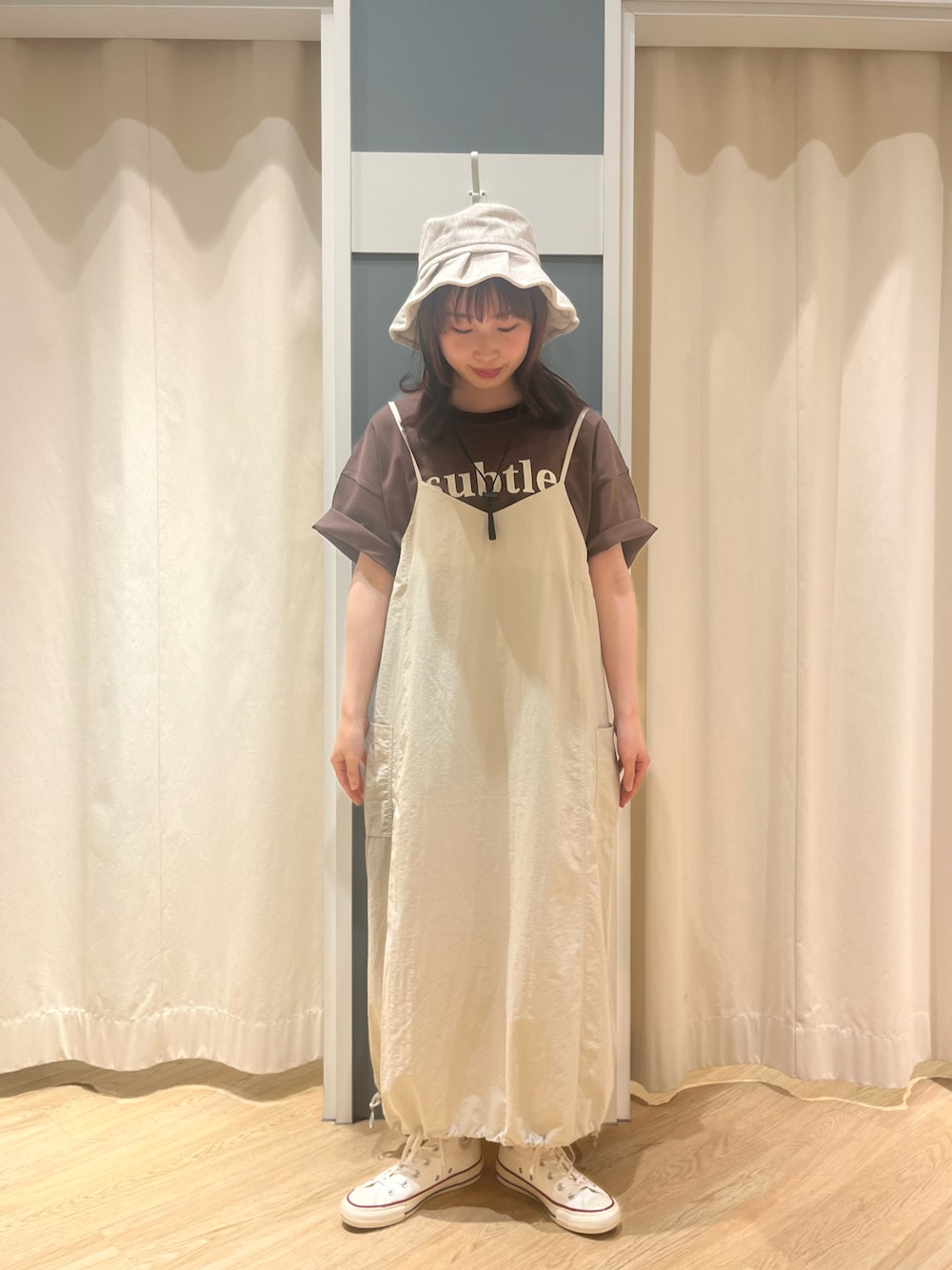 「Samansa Mos2、SM2、サマンサ モスモス(Samansa Mos2)、シンプルコーデ、カジュアルコーデ、オトナカジュアル、キャミワンピ、春夏コーデ、お出かけコーデ」｜「Samansa Mos2のストラップ付プリーツハット（ハット、ホワイト系）」を使った、さとうさん（レディース・159cm）の春コーディネートの1枚目の写真