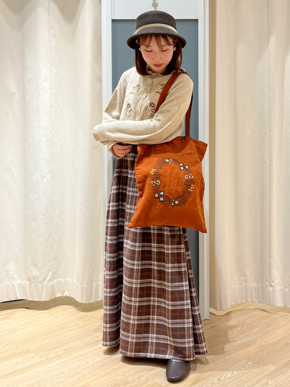 「今日のコーデ、秋先取りコーデ、休日コーデ、楽チンコーデ、秋冬コーデ、Samansa Mos2」｜「Samansa Mos2の【ETHICAL CRAFTS】リサイクルリネン混ハカマパンツ（その他パンツ、ブラウン系）」を使った、さとうさん（レディース・159cm）の秋コーディネートの1枚目の写真