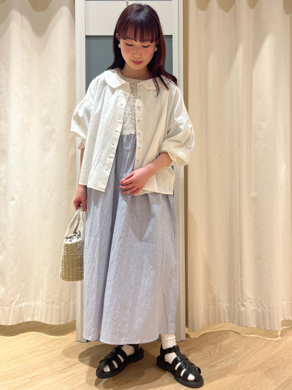 「Samansa Mos2、サマンサ モスモス(Samansa Mos2)、SM2、休日スタイル、大人かわいい、春夏コーデ、レース、ワンピース、ブラウス、グルカサンダル、今日のコーデ」｜「Samansa Mos2のモチーフレースワンピース（ワンピース、ブルー系）」を使った、さとうさん（レディース・159cm）の春コーディネートの1枚目の写真