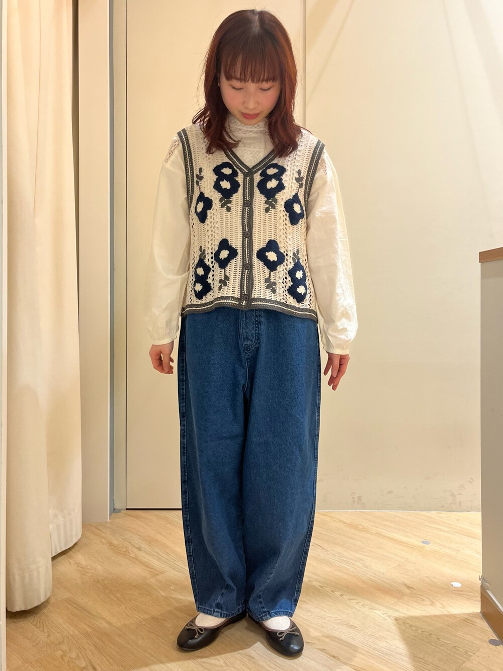 「Samansa Mos2、サマンサ モスモス(Samansa Mos2)、SM2、春服、楽チンコーデ、デニムパンツ、ベスト、休日コーデ」｜「Samansa Mos2のイージーデニムパンツ（デニムパンツ、ブルー系）」を使った、さとうさん（レディース・159cm）の冬コーディネートの1枚目の写真