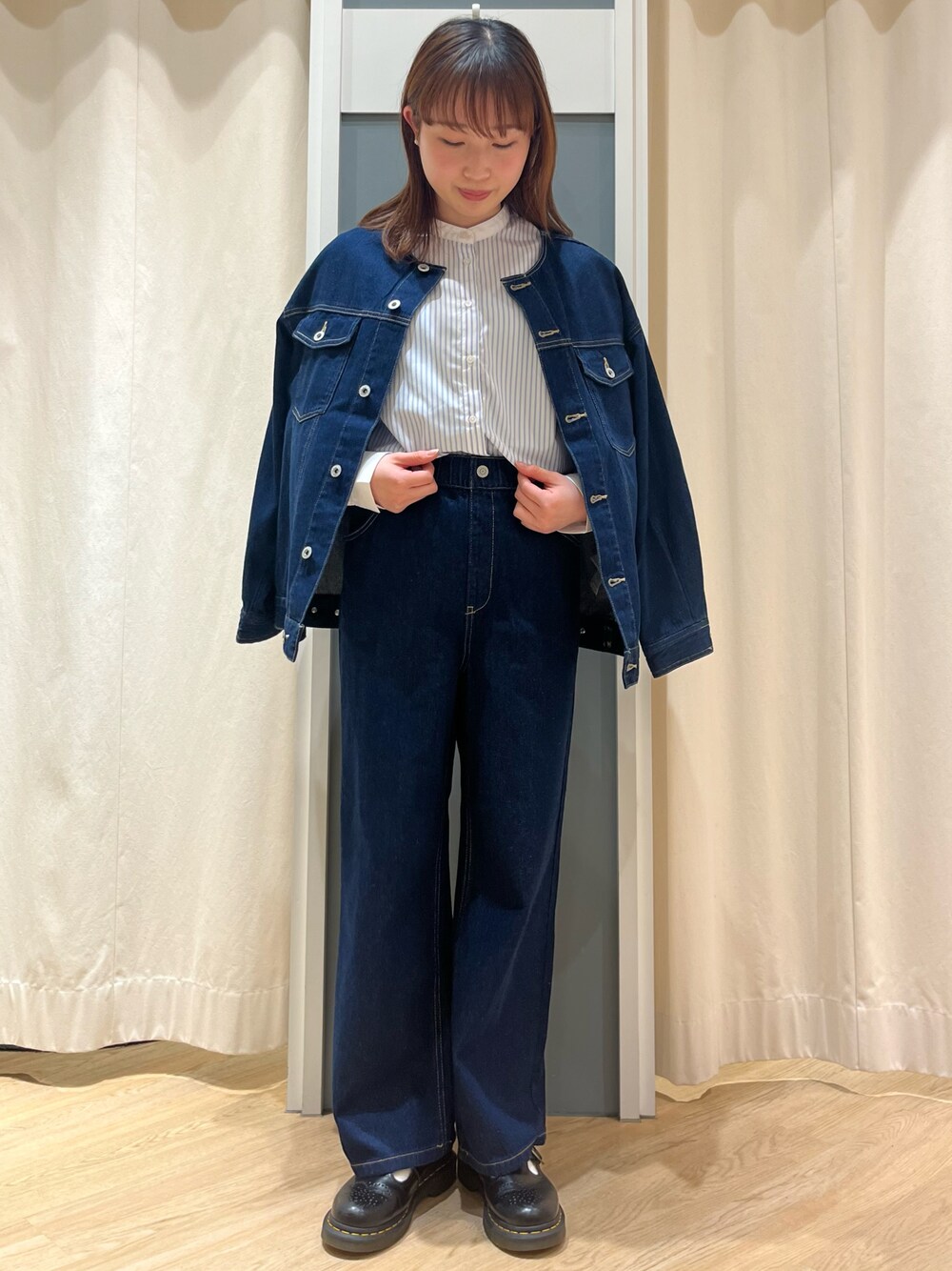 「Samansa Mos2 blue、ECODENIM、カジュアル、オトナカジュアル、パンツコーデ、ootd、デニム、デニムパンツ、デニムジャケット」｜「Samansa Mos2 blueのストライプクレリックシャツ（シャツ/ブラウス、ホワイト系）」を使った、さとうさん（レディース・159cm）の冬コーディネートの1枚目の写真
