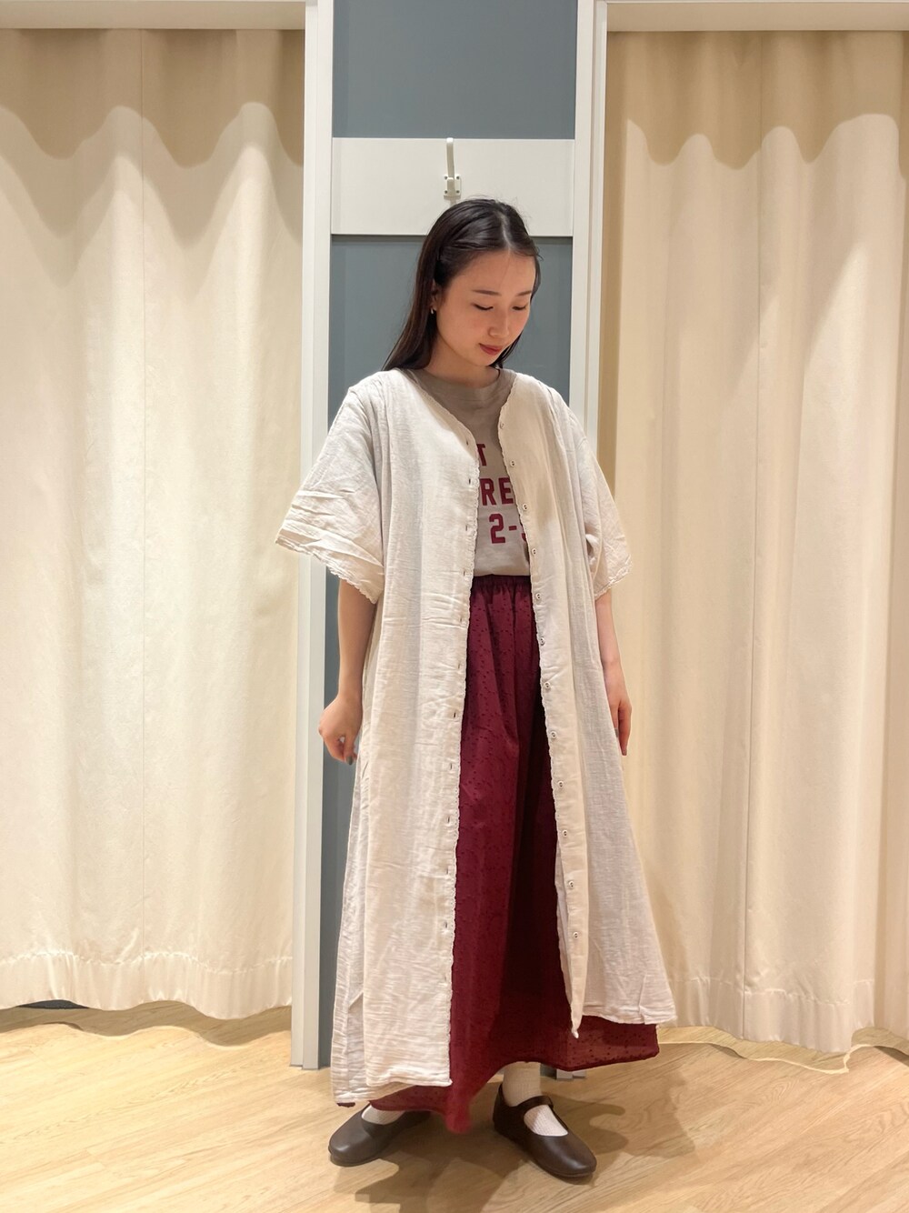 「大人かわいい、オトナガーリー、ナチュラル、お出かけコーデ、休日スタイル、Tシャツ、スカート、ワンピース、Samansa Mos2、サマンサ モスモス(Samansa Mos2)」｜「Samansa Mos2の羽織ワンピース（ワンピース、ホワイト系）」を使った、さとうさん（レディース・159cm）の夏コーディネートの1枚目の写真