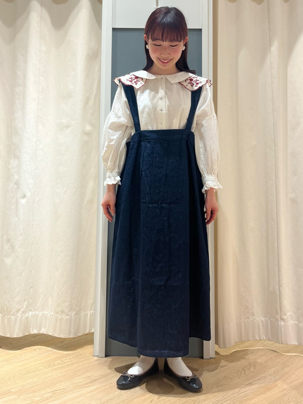 「Samansa Mos2、サマンサ モスモス(Samansa Mos2)、休日スタイル、大人かわいい、ブラウス、つけ襟、ジャンパースカート、パンプス、春コーデ、夏コーデ」｜「Samansa Mos2の【2way】着回し力アップデニムジャンスカ（ワンピース、ブルー系）」を使った、さとうさん（レディース・159cm）の春コーディネートの1枚目の写真