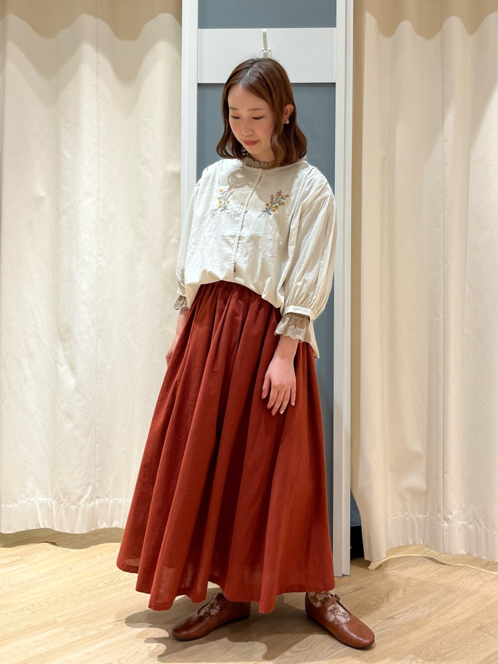 「秋のコーデ、秋服準備はじめました、ガーリー、大人ガーリー、Samansa Mos2」｜「Samansa Mos2の柄アソートギャザースカート（スカート、レッド系）」を使った、さとうさん（レディース・159cm）の夏コーディネートの1枚目の写真