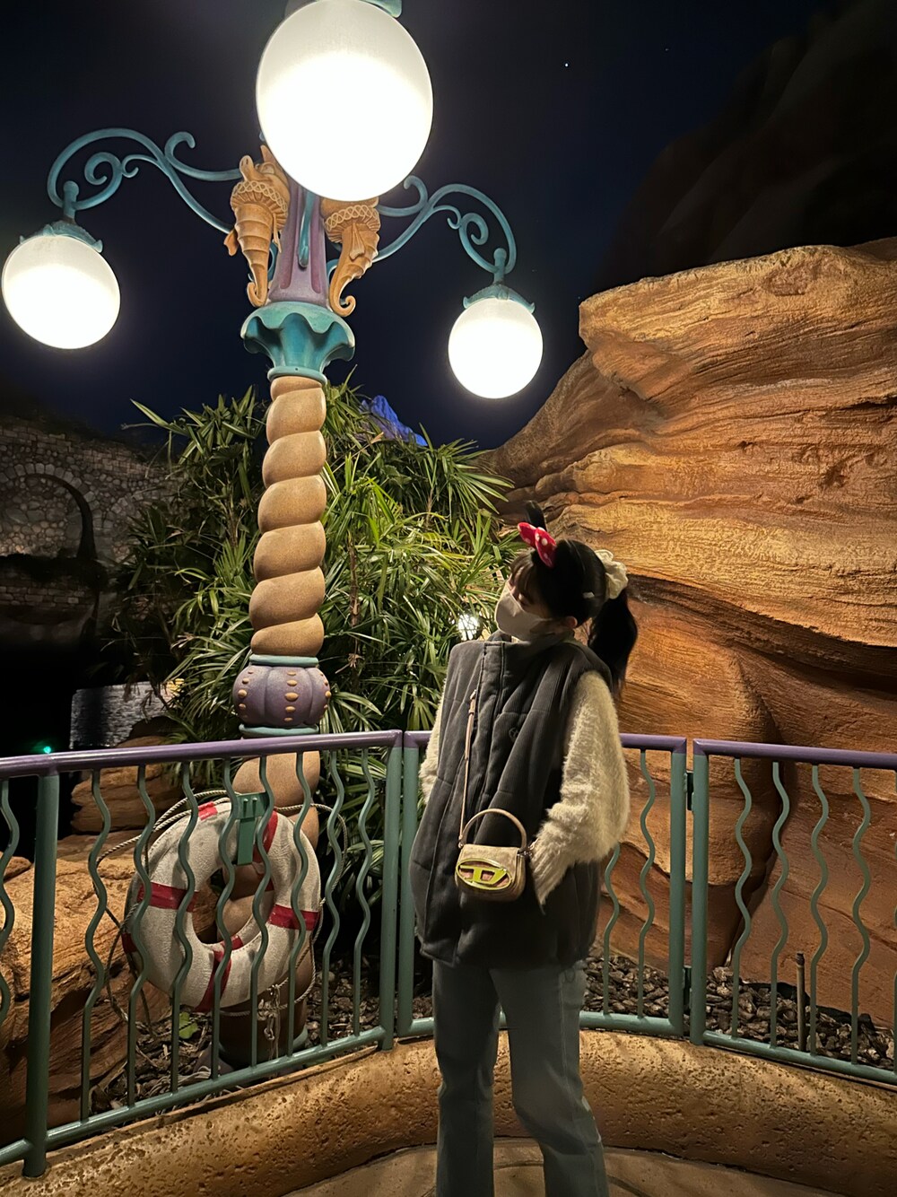 「disney sea、DIESEL、GU、アズールバイマウジー(AZUL by moussy)、hotterthanhell」｜「GUのアイテム（デニムパンツ、ブルー系）」を使った、🐥さん（レディース・156cm）の冬コーディネートの1枚目の写真