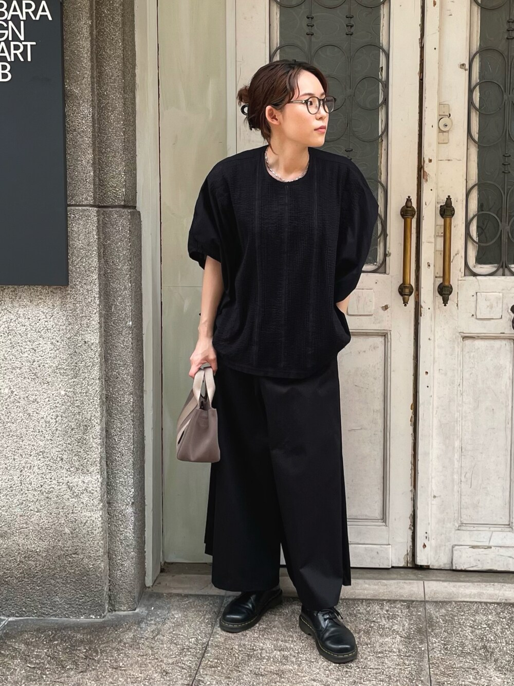 「モノトーンコーデ、ブラックコーデ、mizuiro-ind、大人かわいい、大人カジュアルコーデ、夏コーデ、大人コーデ、クールコーデ、オトナ女子」｜「mizuiroindのアイテム（シャツ/ブラウス、ブラック系）」を使った、下田るなさん（レディース・160cm）の夏コーディネートの1枚目の写真