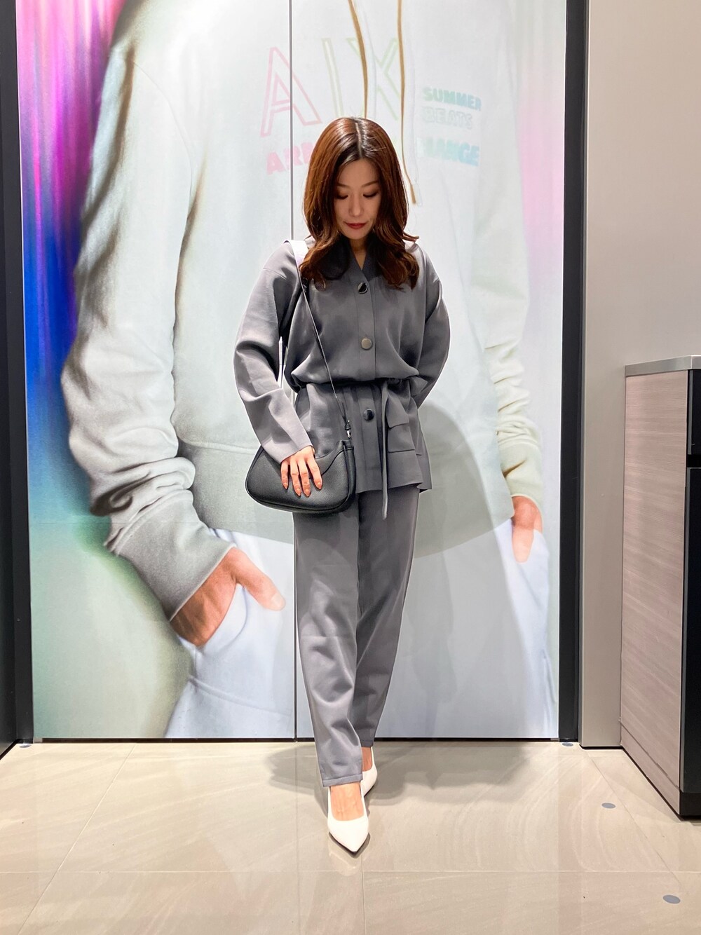 「アルマーニエクスチェンジ、AXchanger、AXchange、WelcomeARMANI、ARMANIworld、ショルダーバッグ、セットアップ、ニット、シンプルコーデ、カラーパンツ、カーディガン、きれいめカジュアル、オトナカジュアル、春コーデ、オフィスカジュアル」｜「ARMANI EXCHANGEの【A|X アルマーニ エクスチェンジ】トライアングルヒール　パンプス（パンプス、ホワイト系）」を使った、MM529さん（レディース・157cm）の冬コーディネートの1枚目の写真