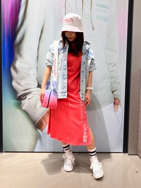 ARMANI EXCHANGEのデニムジャケットを使った「ピンク」の人気
