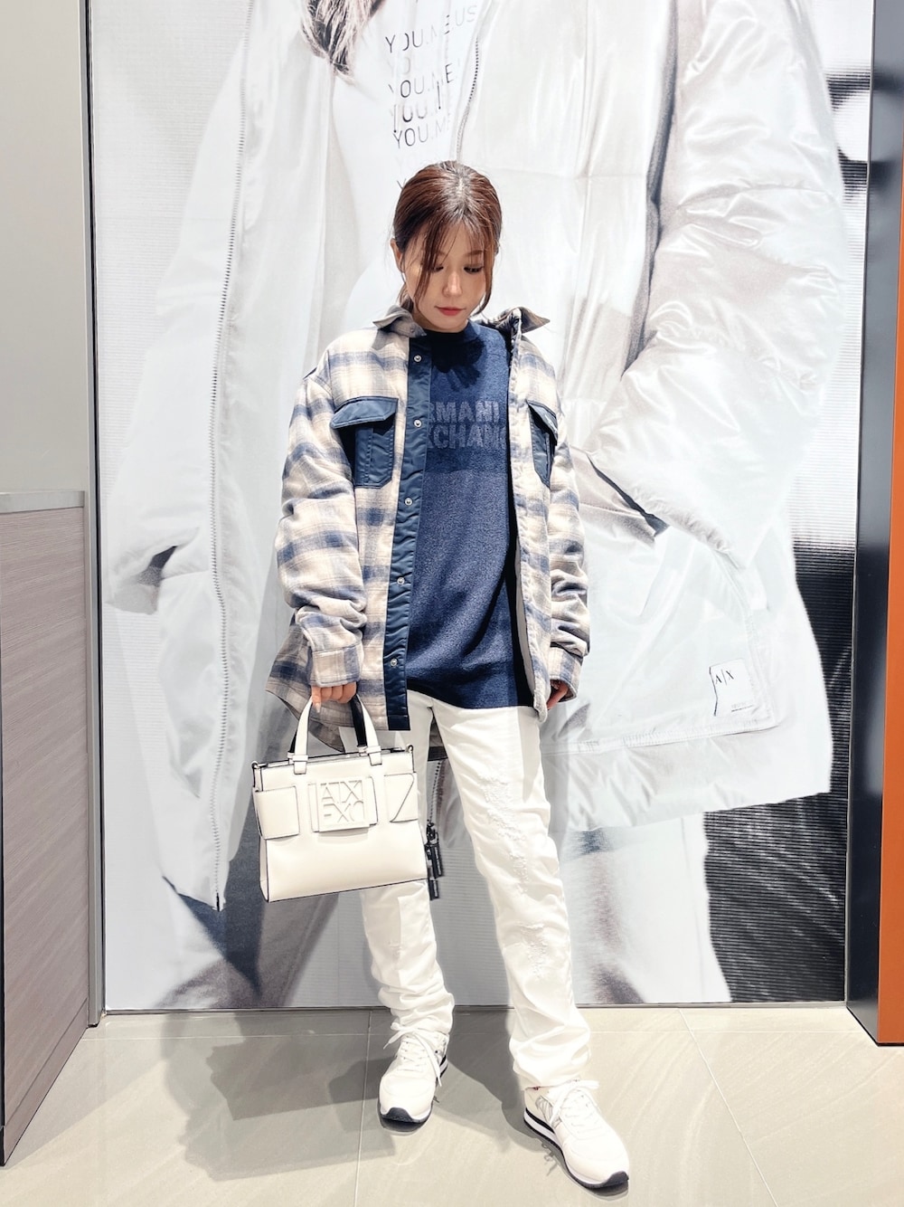 「アルマーニエクスチェンジ、AXchanger、AXchange、ARMANIworld、WelcomeARMANI、ビッグシルエット、シャギーニット、デニム、メンズニット、メンズライク、メンズコーデ、ハンドバッグ、チェックシャツ、低身長、低身長コーデ」｜「ARMANI EXCHANGEの【A|Xアルマーニ エクスチェンジ】BOXロゴバックル　ミニハンドバッグ（ハンドバッグ、ホワイト系）」を使った、MM529さん（レディース・157cm）の秋コーディネートの1枚目の写真