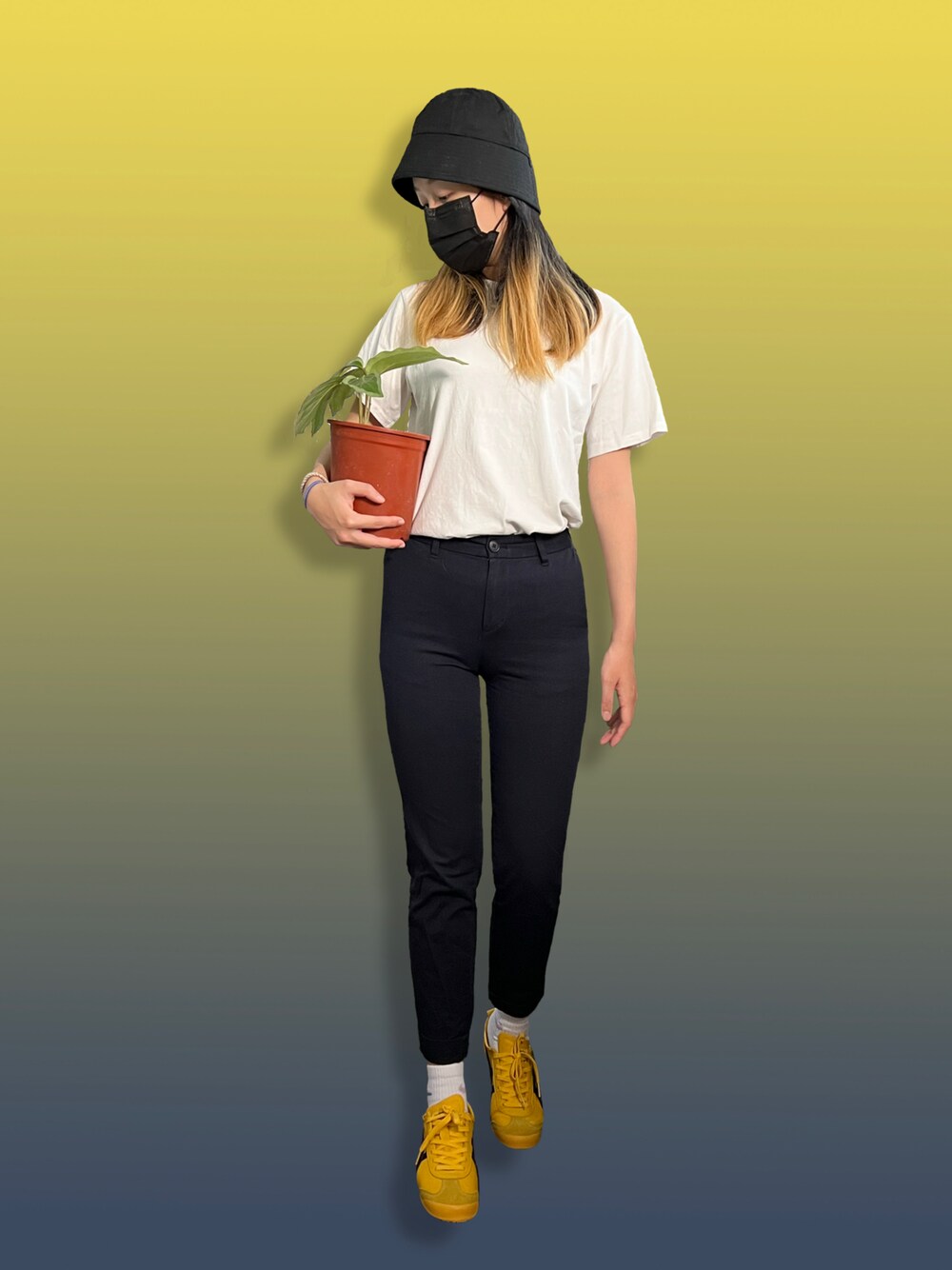 「ootd、休閒、植物」｜「UNIQLOのアイテム（チノパンツ、ブルー系）」を使った、lilyyeaさん（レディース・165cm）の春コーディネートの1枚目の写真