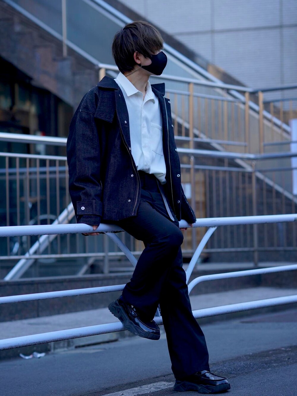 「LILL、UNLILL、大学生コーデ」｜「LILLのビッグシルエットドレープリラクシング長袖シャツ（シャツ/ブラウス、ブルー系）」を使った、こんちゃんさん（メンズ・173cm）の春コーディネートの1枚目の写真