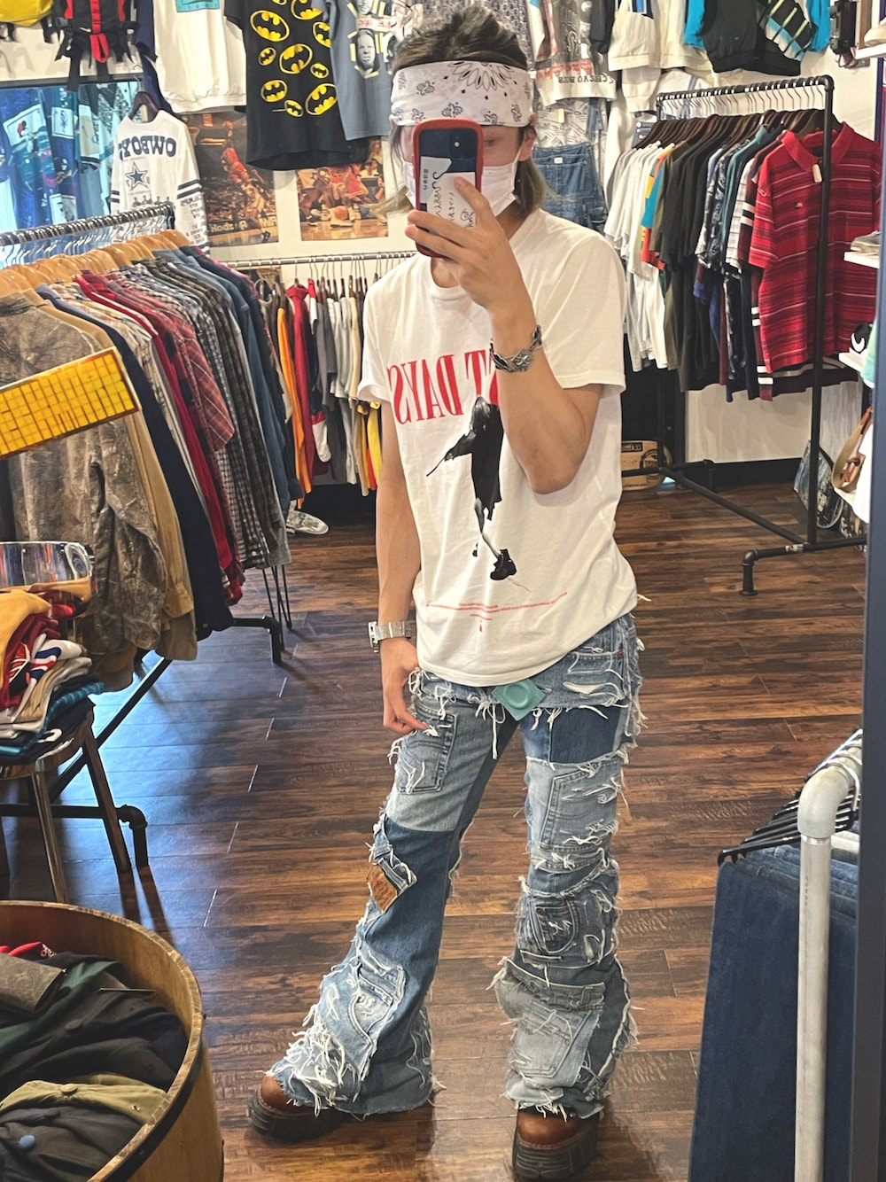 「フレアパンツ、カスタムパンツ、再構築デニム、古着、CDG、new rock、ヴィヴィアンウエストウッド、skin tokyo」｜「CDGのアイテム（Tシャツ/カットソー、ホワイト系）」を使った、hiroron.777さん（メンズ・164cm）の春コーディネートの1枚目の写真